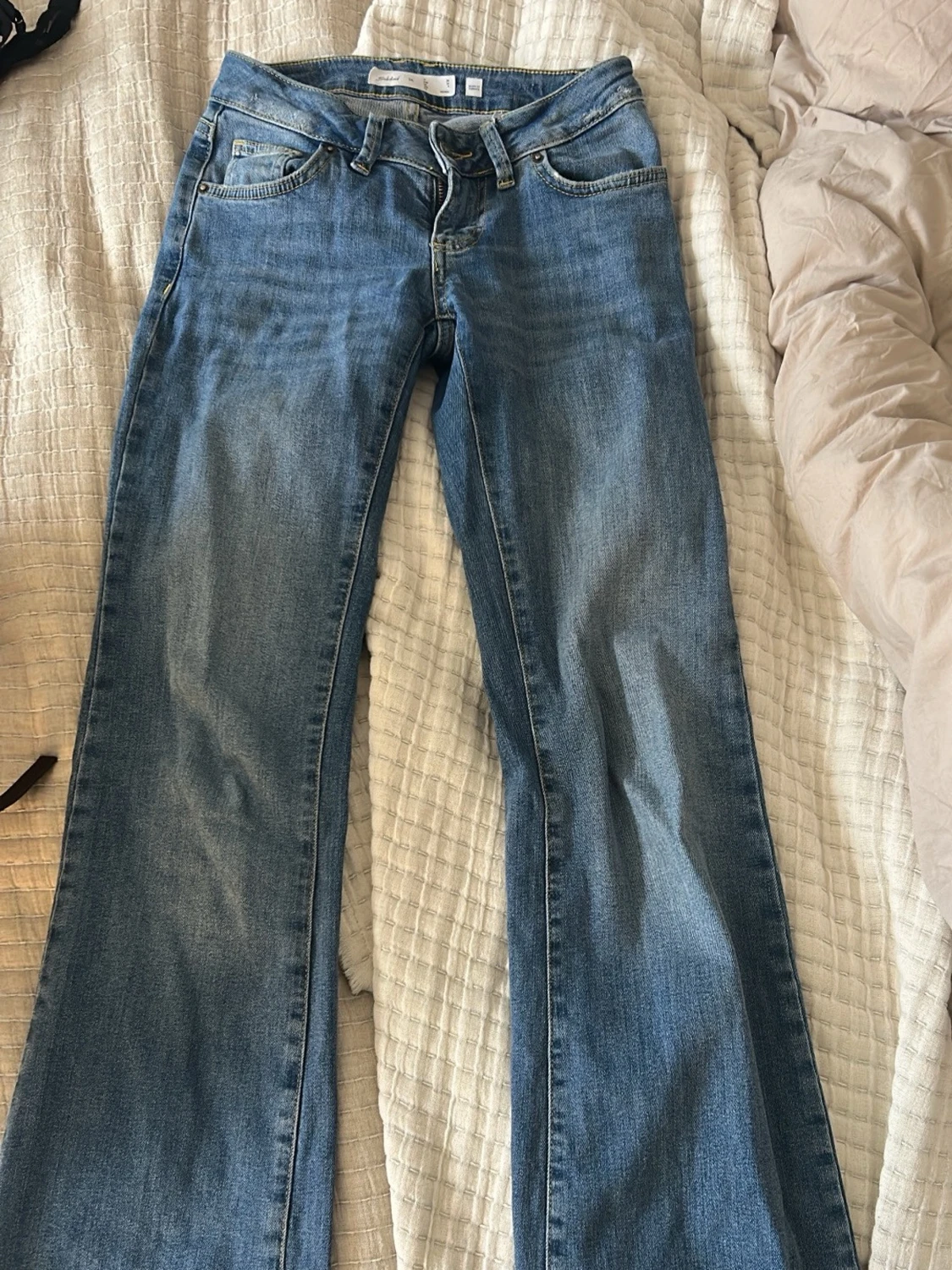 Blå bootcut jeans från subdued low waist