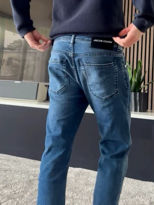 Jacon Cohën Nick Slim Jeans - Jacob Cohën Nick Slim Jeans | Modell: Nick Slim | Slim fit | Modellen är 180 cm | Skick: Nyskick | Nypris: 5800+ kr | Storlek: W33 | Hör av dig vid minsta fundering eller fråga 📦