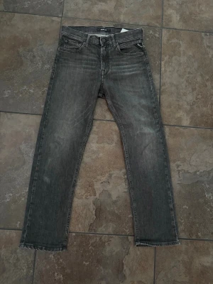 Grå raka jeans från replay - Ett par lite schysstare Replays i bra skick.