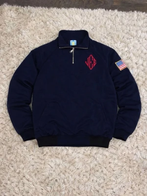 epstien quarter zip  - Säljer en mörkblå epstien quarter zip, storlek M men kan också fixa andra storlekar. Shipping kommer ta tid. 