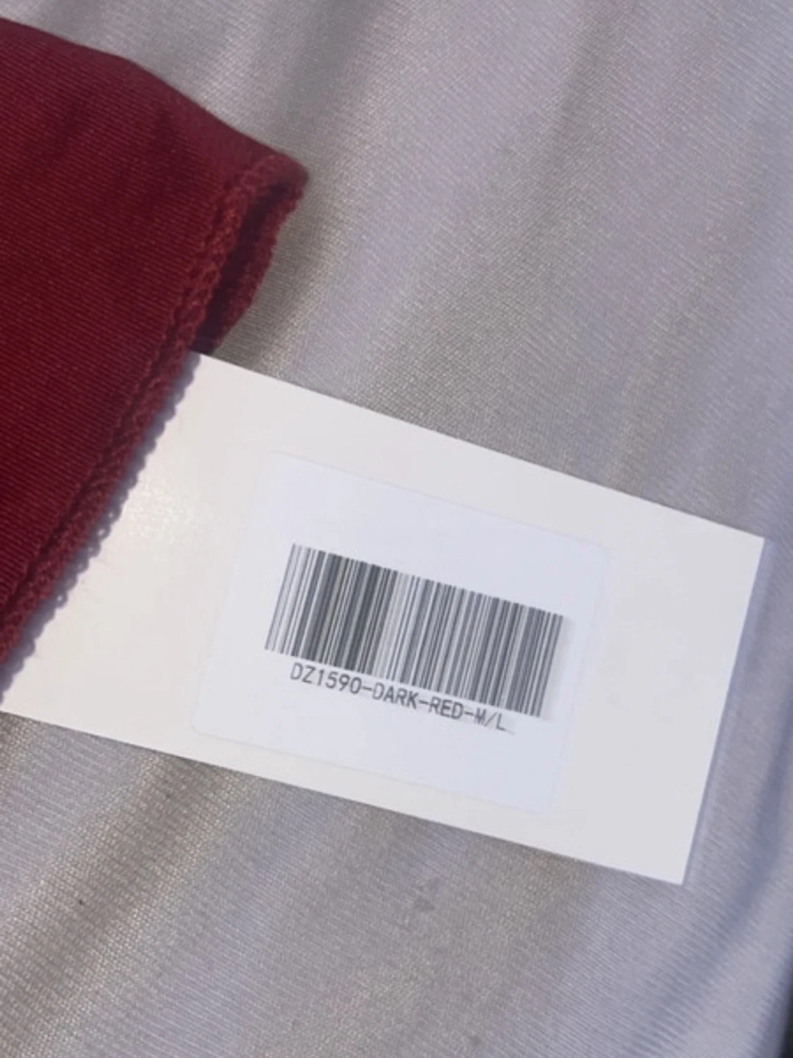 Vinröd topp med spets och cut-outs - 4