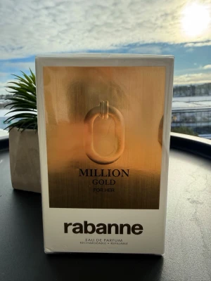 Rebanne MILLION GOLD FOR HER - Rabanne Million Gold For Her Eau de Parfum är en lyxig parfym i elegant guldig förpackning. Doften är framtagen för kvinnor och flaskan är påfyllningsbar. Perfekt för dig som vill ha en exklusiv och modern doftupplevelse. Nypris på Lyko är 1850 och perfymen var en present jag fick i julklapp men jag hade redan en likadan. Det är 90ml. Qr koden på bottens förpackning tar dig dessutom till deras officiella hemsida.