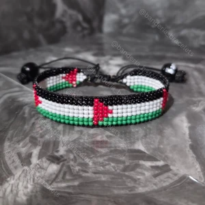 Handgjort Armband Palestinska Flaggan - ✨️Justerbart, enkelt att öppna och stänga ✨️Kan stängas till en 15cm omkrets och öppnas bredast till ca 27cm omkrets ✨️Höjden av flagg-delen är 1,3cm ✨️Flagg-delen minus "glidknuten" är 14cm lång ✨️Skickas inom en vecka så fort tillverkningen är klar