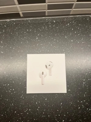 Apple AirPods 4 äkta  - Säljer ett par vita Apple AirPods 4. Hörlurarna har en stilren och kompakt design i plast och passar perfekt för musik, samtal och träning. Levereras i originalförpackning. Helt nya aldrig använda. Pris kan diskuteras