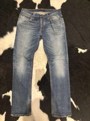 Nudie Jeans Grim Tim - Tja, Säljer nu dessa tvär feta Nudie Grim Tim jeansen med riktigt fina fades och schyssta honeycombs.| Byxorna är i bra skick.| Storleken på byxorna är W33 och L32.| Bara att höra av er vid frågor eller funderingar.|
