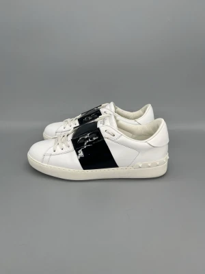 Valentino Open Skor Patent Black - • The shoes have only been worn a few times and are in like-new condition  • Size: 40.5 (fits 41–41.5)  • Color: Patent Black  • Retail price: 7280 SEK / 590€  • No accessories included