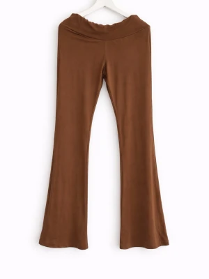 Bruna utsvängda leggings - Snygga bruna leggings med utsvängda ben och hög midja. Tillverkade i ett mjukt och stretchigt material som sitter bekvämt. Perfekta för dig som gillar en retroinspirerad look och vill ha något som sticker ut.