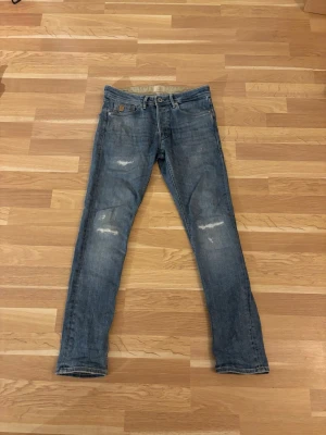  slitna Jack & Jones jeans blå - Säljer dessa näst intill oanvända Jack & Jones jeans i storlek 29/30. Hör av dig vid frågor!