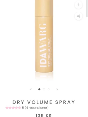 Ida Warg Dry Volume Spray - Endast provat volymspray/torrschampo i ett. Passade inte riktigt på mitt hår. Doftar gott och fräscht! Minst 95% kvar i flaskan. Nypris 139kr. 150ml🌸 Transparant spray som har funkat även på mig som brunett utan att bli vita fläckar!