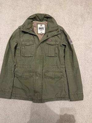 Superdry fieldjacket - Superdry armyjacket | storlek: S | Skick: 9/10 | priset är prutbart |frakten sker på köparens bekostnad via Instabox eller PostNord! | Hör av dig vid frågor eller funderingar!