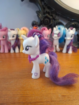 My little pony Rarity - Cutie mark magic serien kommer med hennes halsband. Fin man rengjord figur.