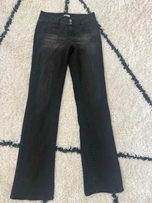 Svarta bootcut jeans från Madlady - Säljer ett par svarta bootcut jeans, med fina fickor fram och bak, dubbla knappar vid gyflen och dessa är knappt använda. Jeansen är i storlek 36 och ”Very Tall” ifrån Madlady. Köpte de för 700kr och säljer för 400kr, kan förhandla om mindre summa. 