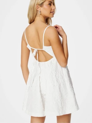 Studentlänning med öppen rygg - Supersöt studentklänning med smala axelband, öppen rygg och knytning bak. Klänningen har en lätt utställd passform och ett diskret blommigt mönster i tyget, aldrig använd så har prislappkvar😊