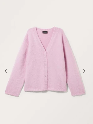 SLUTSÅLD Ljusrosa kofta från monki - Mysig ljusrosa kofta från Monki med v-ringning och knäppning framtill. Koftan är stickad i ett fluffigt material och har långa ärmar samt ribbade kanter. Perfekt för lager-på-lager och är skit söt. Storlek XS men passar som en S💕