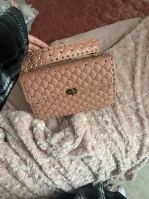 Väska  - Tillkommer dustbag och kedja finns lite märken se bild 6 