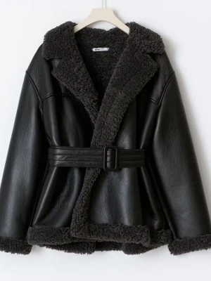 Ginatricot jacka  - Säljer min superfina jacka från Gina då jag inte fått användning för den! 💕 Den är varm och superfin. Storlek XS men passar upp till M skulle jag säga då den är ganska stor. Har egna bilder, bara att skriva för frågor 💅🏼nypris: 959kr