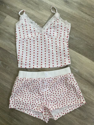 Sött hjärtmönstrat pyjamas set  - Tvådelat set, tvättat men aldrig använt det 