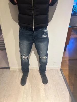 Blå hollister jeans - Säljer ett par blå jeans med slitningar i märket hollister. Storleken är W34/L32 men sitter som 32/32 jag är 183 och brukar ha 30/32 så då kan man jämnföra med det. Fler frågor tveka inte på att höra av dig!!