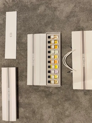 Parfymset - Parfymset från dior med totalt 75ml. Aldrig använda. Kommer med en fin liten påse. Passar perfekt som present. Skriv gärna!