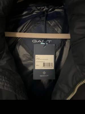 Mörkblå dunjacka från GANT - Snygg hel ny  dunjacka från GANT som är helt oanvänd med lapparna kvar 