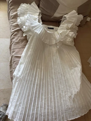 Vit plisserad klänning från Zara - Eftertraktad och populär klänning från Zara! 💓 så fin till studenten💓