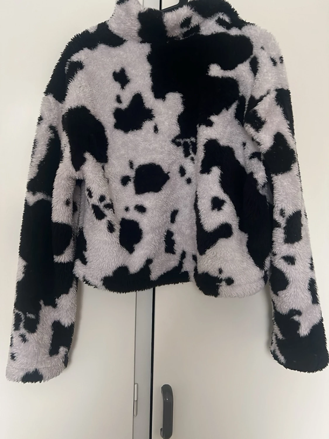 Svartvit teddyjacka med koskinnsmönster - 1