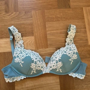 Imtimissimi bh  - Snygg turkos/blå bh från intimissimi. Den färgen säljs inte längre. Storlek: 75b. Använd ett fåtal gånger men inga synliga tecken på användning. Lappen är bortklippt. 