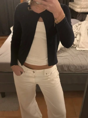 Marinblå kofta med - marinblå tunn stickad kofta med en knapp upptill, aldrig använd. Från Gina storlek i storlek M