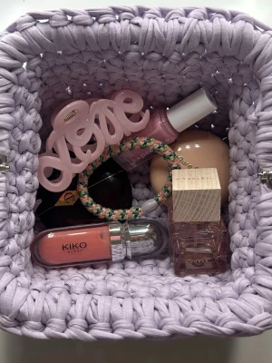 Handvirkad lila necessär - Superfin handvirkad necessär i ljuslila färg. 🤩väskan är både perfekt till att ha som en necessär eller en vanlig handväska. Skriv gärna vid frågor om storleken eller något annat. Pris kan diskuteras💜