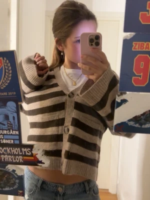 Randig kofta med knappar  - Jätte fin kofta med randigt mönster, helt oanvänd o finns inte längre att få tag på 