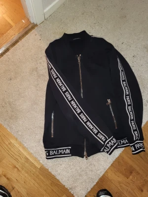 Svart kofta Balmain Paris - Riktigt fin, topp skick! Självklart orginal. Storlek S, en större S. 