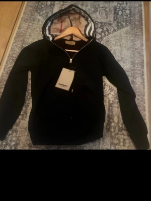 Burberry hoodie zip - burberry hoodie zip. Storlek s. Svart. Helt ny oanvänd. Skickar samma dag, när den beställs! Det ända man måste veta om är att på, storlek lappen så står det xxl. Men i verkligheten så är den storlek (s).  Så för dig som är intresserad och har storlek s, kommer det att passa perfekt för dig.!!!