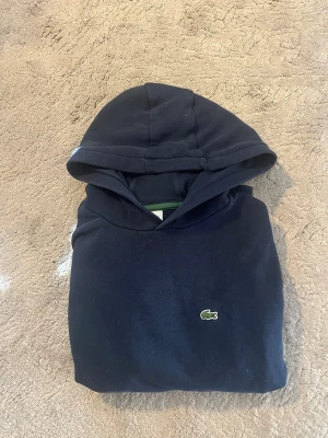 Lacoste hoodie - Lacoste hoodie mörkblå 14y passar XS bra skick skriv om ni har frågor mvh Gabbe
