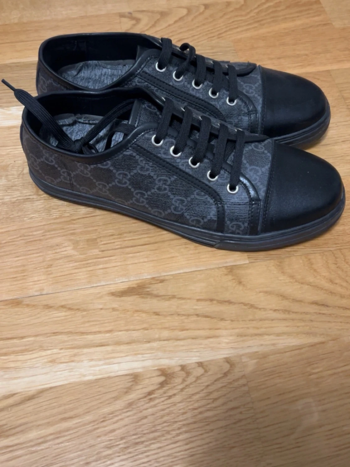 Svarta sneakers från Gucci med GG-mönster - 2