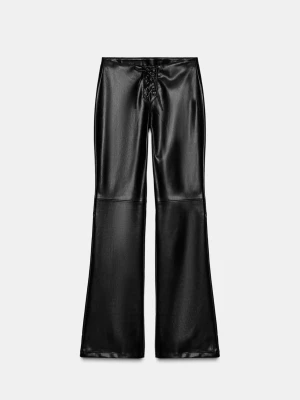 Skinnbyxor zara  - Säljer dessa populära skinnbyxorna från ZARA som är helt slutsålda och endast använd 1 gång!🖤🖤🖤