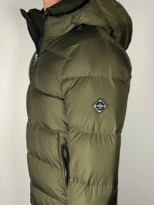 J.Lindeberg jacka - Säljer en riktigt snygg och trendig J.Lindeberg jacka i fint skick, storlek XS, vid frågor är det bara att skriva //Gramenti