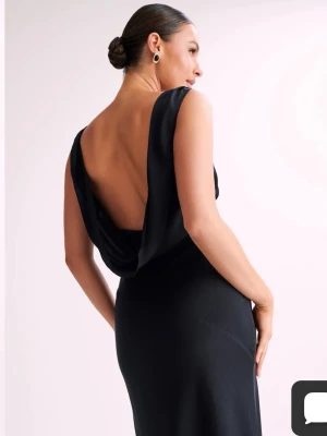 Svart balklänning med öppen rygg - Säljer Meshkis svarta satin balklänning! Storlek XS 💞 Aldrig använd och har kvar lappen på sig!