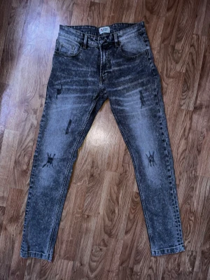 Slimfit Jeans Denim Project - | Märke: Denim Project 🔥| Färg: Grå 🩶| Storlek: 31x32 📏 | Passform: Smala | Skick: Oanvända ✨ 