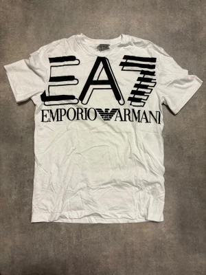 Herr T-shirt  - Helt ny T-shirt i herrstorlek . Vit med tryck på 