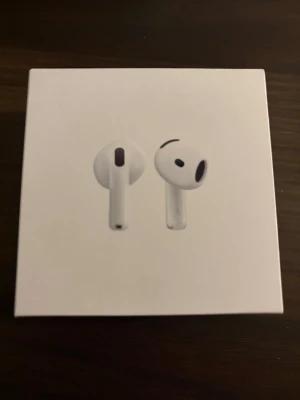 Apple AirPods 4 - Säljer ett par Apple AirPods 4 i klassisk vit färg. Trådlösa in-ear hörlurar med stilren och kompakt design, laddningsetui i plast och smidig passform. Perfekta för musik, samtal och vardagsbruk. Sprillans nya. Billigast på marknaden. Skickas samma dag (ej helg). INTE TESTADE!!