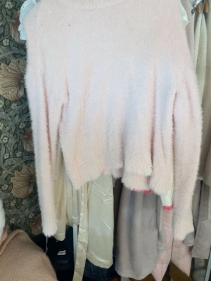 Stickad rosa tröja - Super mysig och snygg stickad tröja köpt ifrån zara. Inga defekter. Använd fåtal gånger. Har super mysigt material som är både skönt och luftigt.