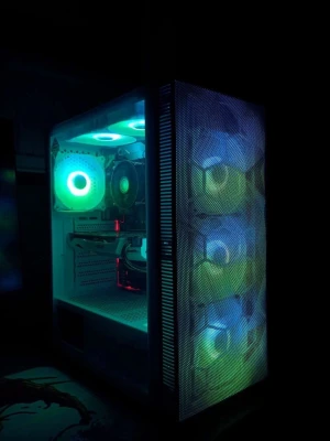 Gaming Dator - Säljer en välfungerande speldator, perfekt som första gaming-dator och passar till spel som Fortnite, CS2, Gta V i 1080p.   Specifikationer:  • Cpu: Intel Core i5 7400  • Gpu: NVIDIA GTX 1060 3 GB  • RAM minne: 16 GB DDR4  • Lagring:   128GB M.2 SSD   1TB HDD  • Chassi: Dutzo C330 TG ARGB ( man kan byta rgb färg och lägen med en knapp på chassit ) Chassit är nytt, plasten sitter kvar på sidopanelen och kan fraktas i original kartongen.  Finns i Billsta/Örnsköldsvik Pris: 4000kr