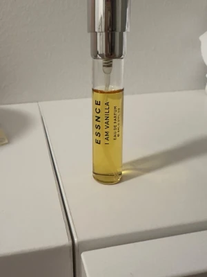 I am vanilla Essnce 8 ml - I am vanilla från Essnce 8 ml. Mängd kvar enligt bild.