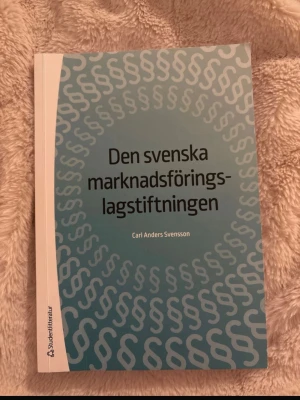 Den svenska marknadsföringslagstiftningen - Endast läst. Inget överstruket i den. Mycket fint skick.  Används bland annat för JIKEN.  Säljs även på adlibris campus via denna länk: https://campusbokhandeln.se/anvandare/14847-3146822  Men är billigare här ;) kan sälja ännu billigare på Vinted då dom inte tar en del av vinsten. Mitt konto där är: ”elvira9820”