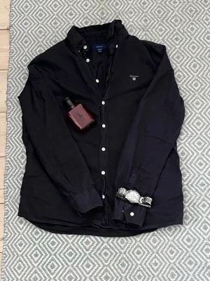 Gant skjorta - En riktigt snygg skjorta från gant i storlek 158/164, mycket bra skick och väldigt enkel att styla i Grisch/laidback stilen. Kontakta om intresse eller frågor! (OBS: accessoarerna i bild 1 ingår inte)