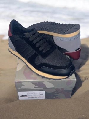 Valentino garavani helt nya - Helt nya valentino rockrunners i storlek 43! Nypris 7000kr. Jag säljer dom för 2699kr som är helt sjukt bra pris för helt nya rockrunners. Skriv vid intresse! 