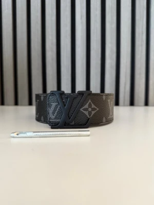 Snygg bälte - Snyggt svart bälte som passar till många outfits. Väldigt bra kvalitet med bra pris!