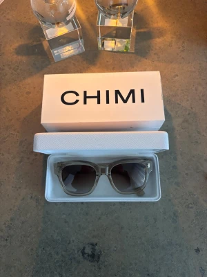 CHIMI solglasögon  - Super snygga solglasögon från chimi i modellen 07 färgen Ecru❤️nypris 1400kr och dom är knappt använda och i fint skick! Pris kan alltid diskuteras 🥰