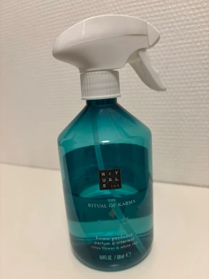 Rituals The Ritual of Karma doftspray - Säljer en blågrön doftspray för hemmet från Rituals, The Ritual of Karma. Flaskan rymmer 500 ml och har en vit spraypump. Doften är lotusblomma och vitt te, perfekt för att fräscha upp rummet. Se bild för att se hur mkt som är kvar.
