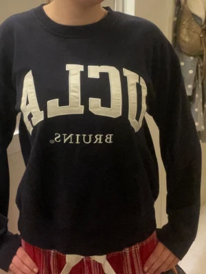 Mörkblå tröja UCLA - Mörkblå sweater från H&M. Är i gott skick, och passar nog både storlek XS och storlek S. 